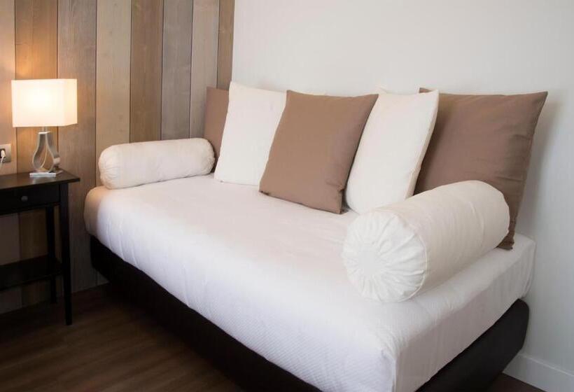 اتاق استاندارد سه تخته با چشم‌انداز استخر, Cascina36 B&b