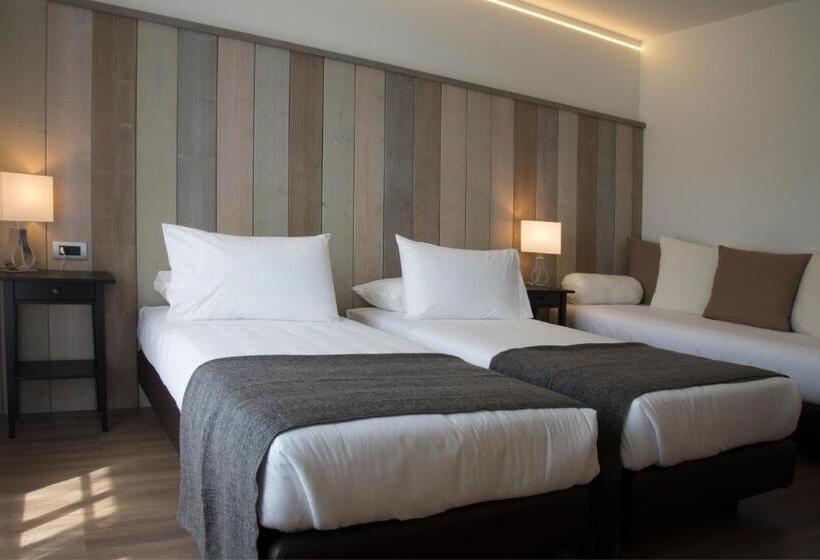 اتاق استاندارد سه تخته با چشم‌انداز استخر, Cascina36 B&b