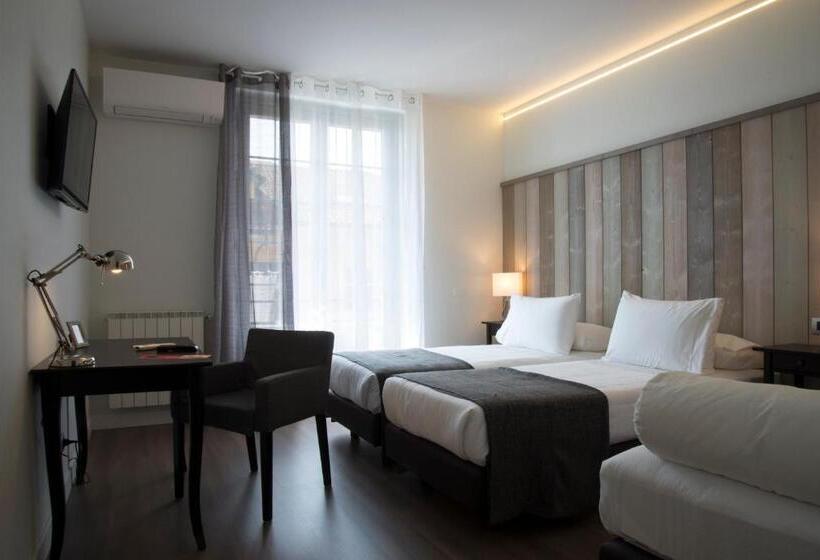 اتاق استاندارد سه تخته با چشم‌انداز استخر, Cascina36 B&b