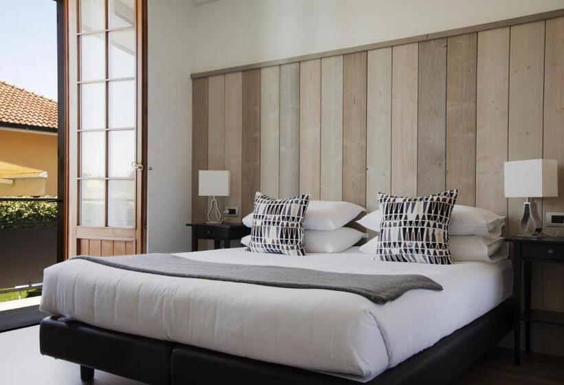 اتاق استاندارد سه تخته با چشم‌انداز استخر, Cascina36 B&b