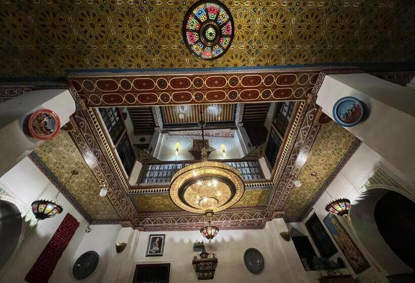 اتاق استاندارد سه نفره, Riad Abqari Youssefi