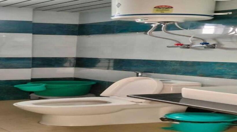 اتاق کلاسیک سه تخته, Oyo Midway Inn