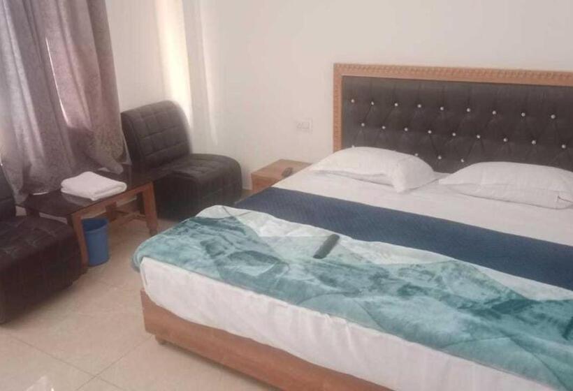 اتاق کلاسیک سه تخته, Oyo Midway Inn