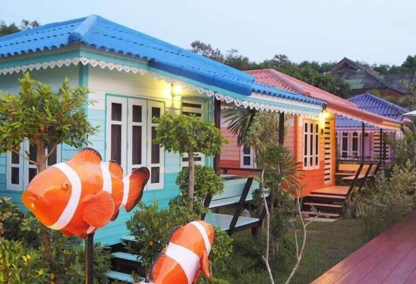 اتاق سوپریور با چشم‌انداز استخر, Sun Globe Resort