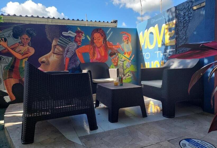 اتاق لوکس, Dancehall Hostel