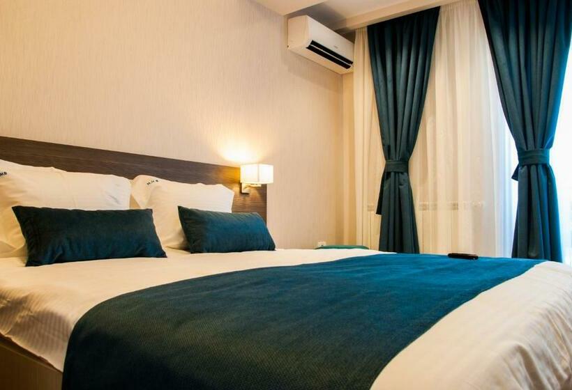 اتاق اساندارد با چشم‌انداز جانبی به دریا, Milano Blue Mamaia