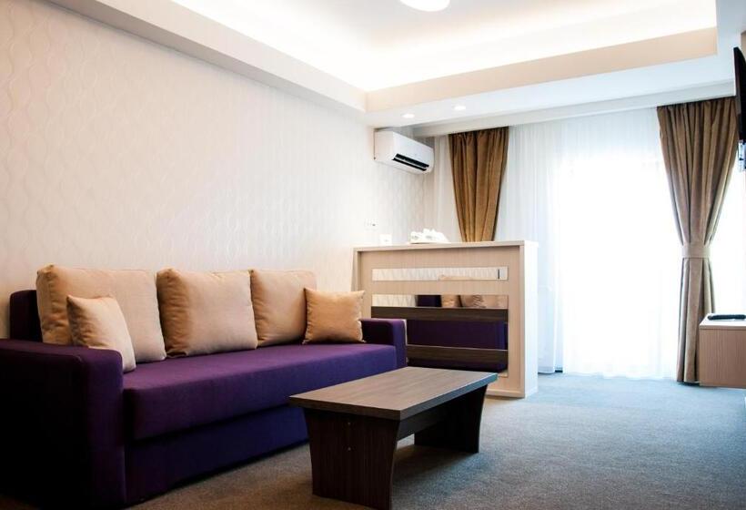 سوییت با چشم‌انداز جانبی دریا, Milano Blue Mamaia