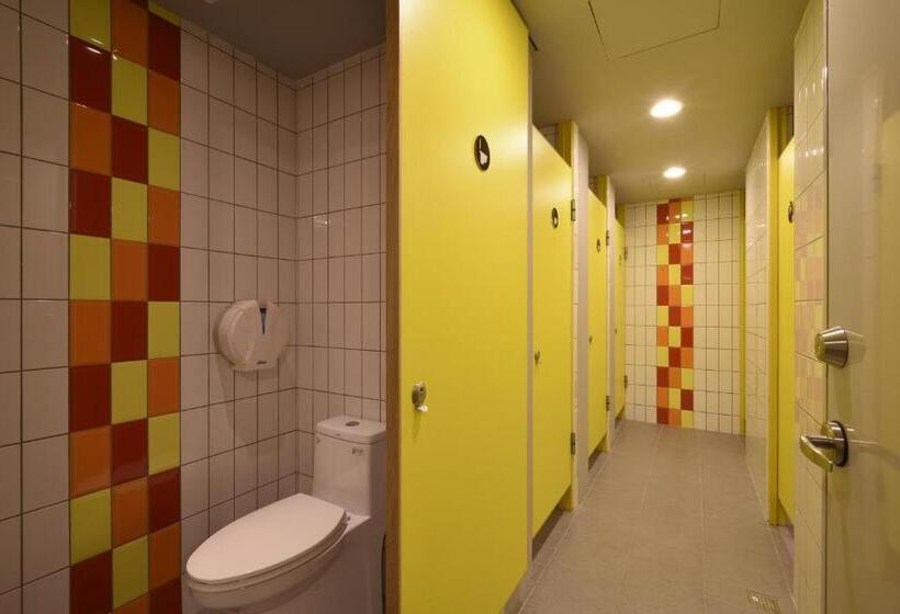 اتاق استاندارد یک نفره, Taipei Travelers International Hostel