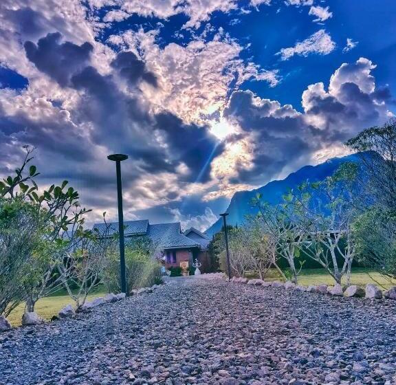 چادر با خدمات رفاهی استاندارد, The Wes Village, Incl Free Breakfast & 100 Thb Food Gift