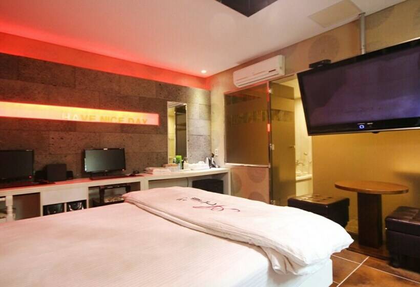 اتاق لوکس, Anne Motel