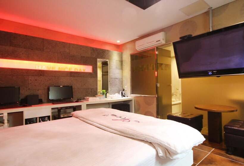 اتاق لوکس, Anne Motel