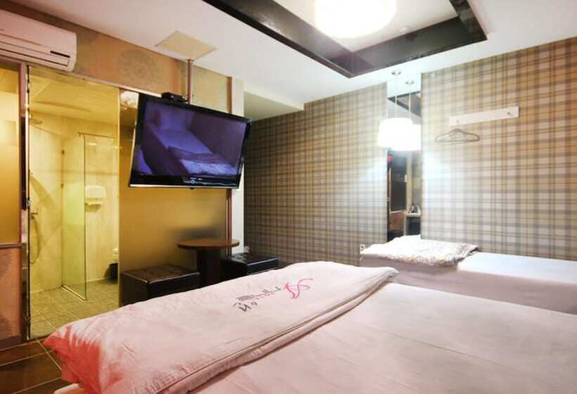 اتاق لوکس, Anne Motel