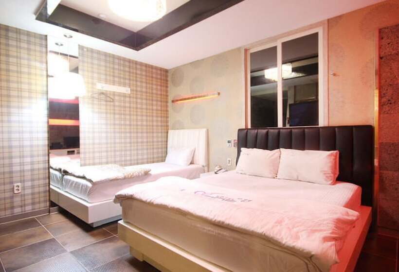 اتاق لوکس, Anne Motel