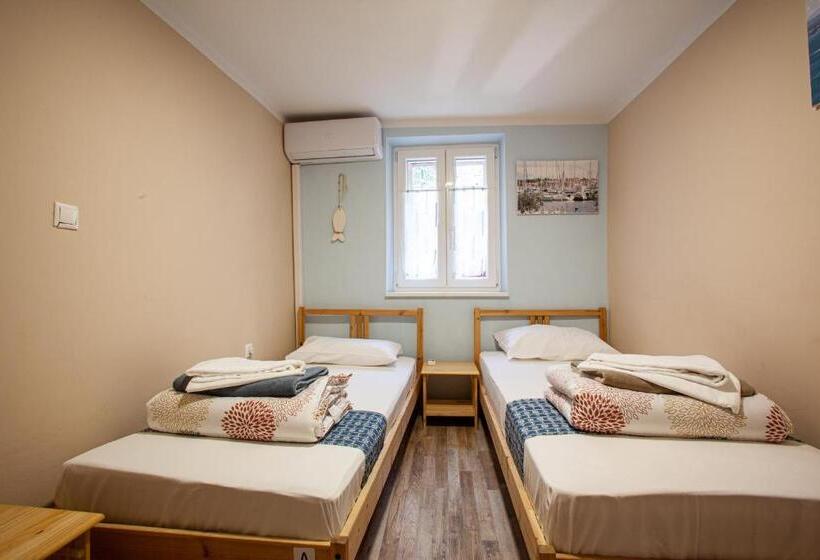 اتاق استاندارد با سرویس بهداشتی مشترک, Hostel Adriatic Piran