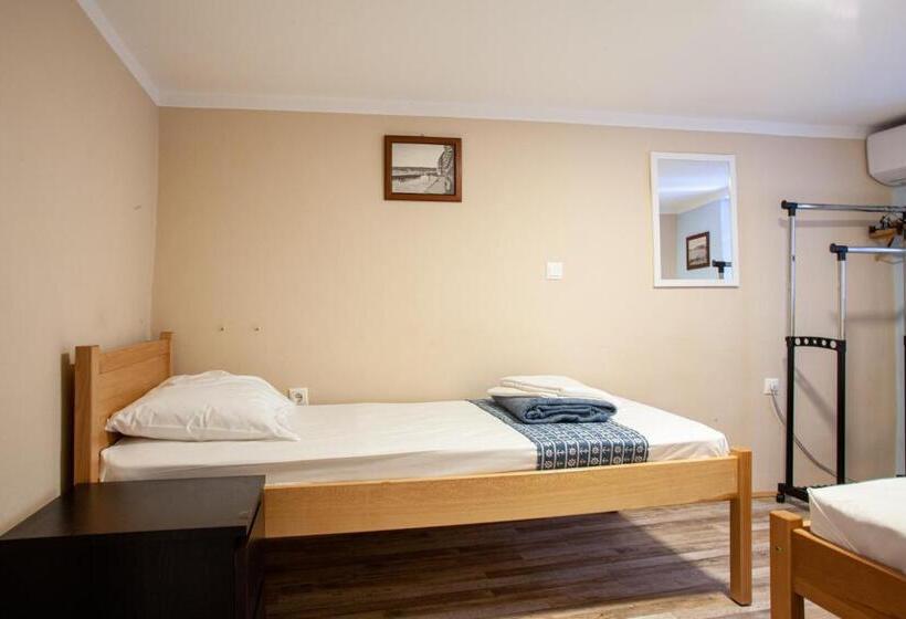 اتاق استاندارد با سرویس بهداشتی مشترک, Hostel Adriatic Piran