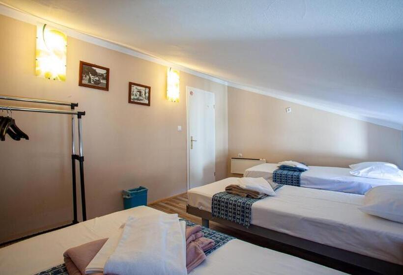 اتاق استاندارد سه تخته با سرویس بهداشتی مشترک, Hostel Adriatic Piran