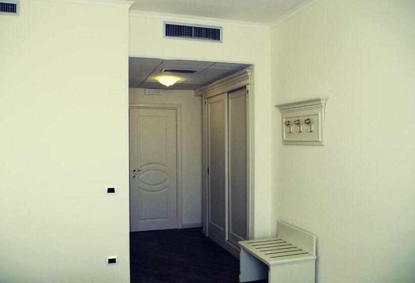 اتاق لوکس, Colaiaco