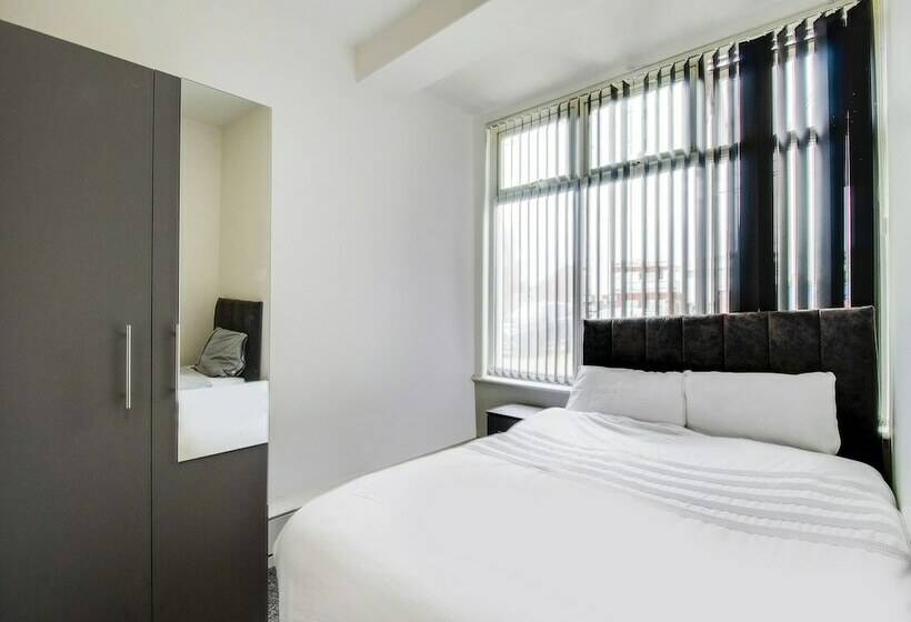 اتاق استاندارد با سرویس بهداشتی مشترک, The Longlands