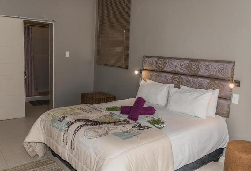 اتاق خانوادگی, Out Of Africa Town Lodge