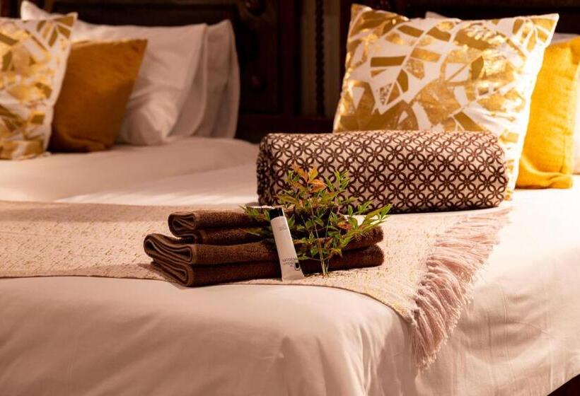 اتاق لوکس, Out Of Africa Town Lodge