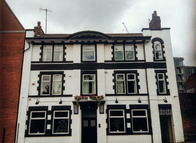 اتاق استاندارد سه نفره, The Crow Inn