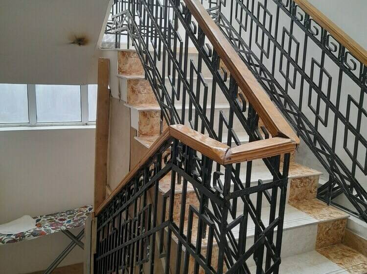 تختخواب در اتاق مشترک, White City Hostel
