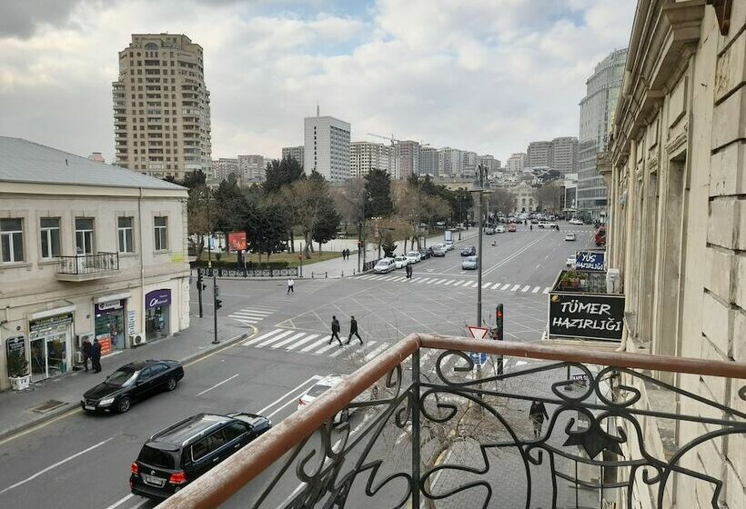 تختخواب در اتاق مشترک, White City Hostel