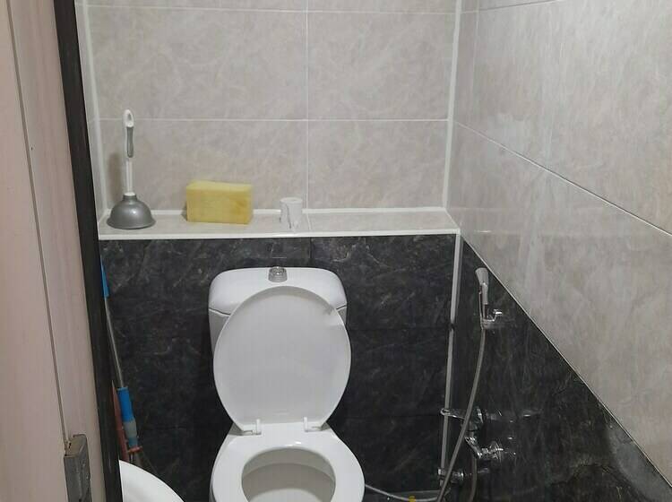 تختخواب در اتاق مشترک, White City Hostel