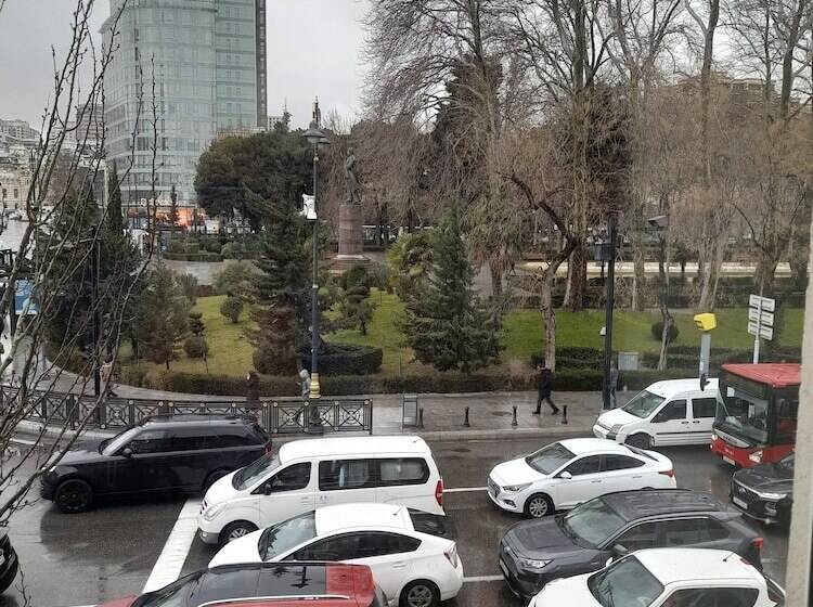 تختخواب در اتاق مشترک, White City Hostel