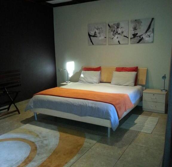 اتاق استاندارد با چشم‌انداز استخر, Planet Hotel Hollybum