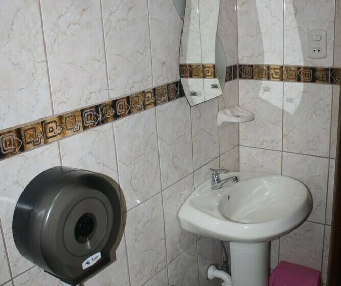 اتاق استاندارد سه تخته با سرویس بهداشتی مشترک, Big Vacation Hostel