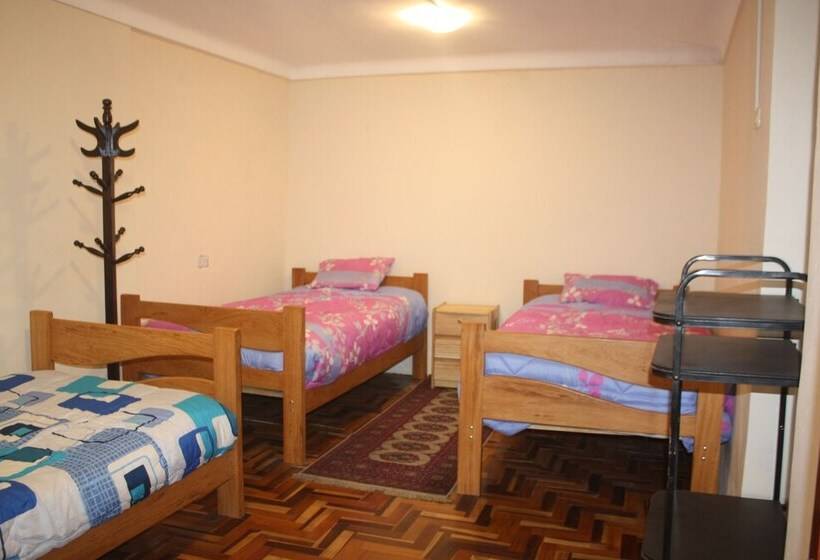 اتاق استاندارد سه تخته با سرویس بهداشتی مشترک, Big Vacation Hostel