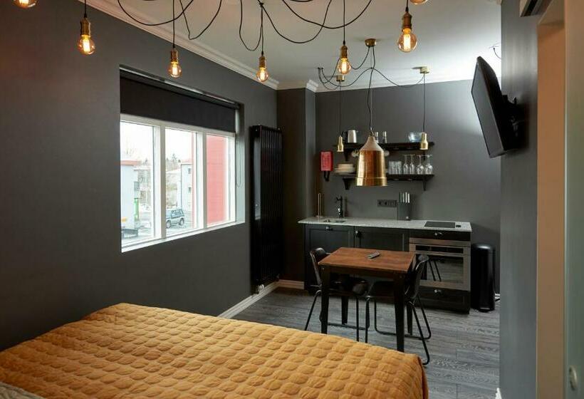 استودیو ساده, 105  A Townhouse