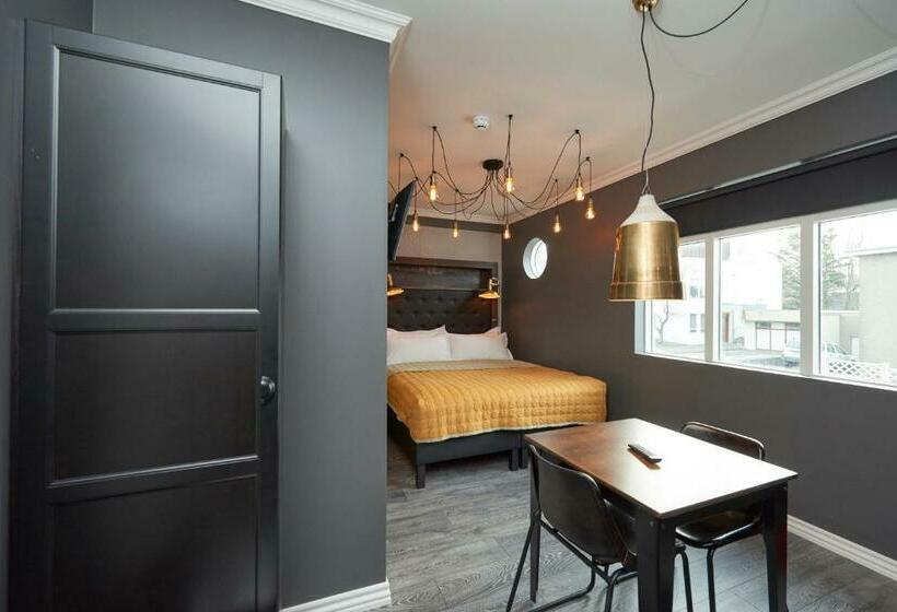 استودیو ساده, 105  A Townhouse