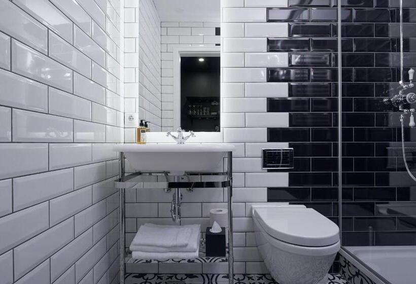 استودیوی لوکس, 105  A Townhouse