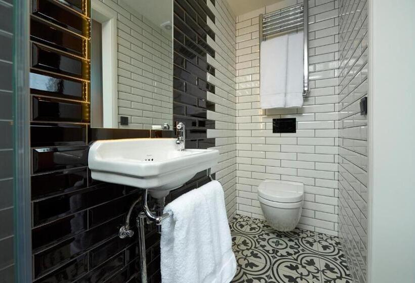 استودیوی لوکس, 105  A Townhouse