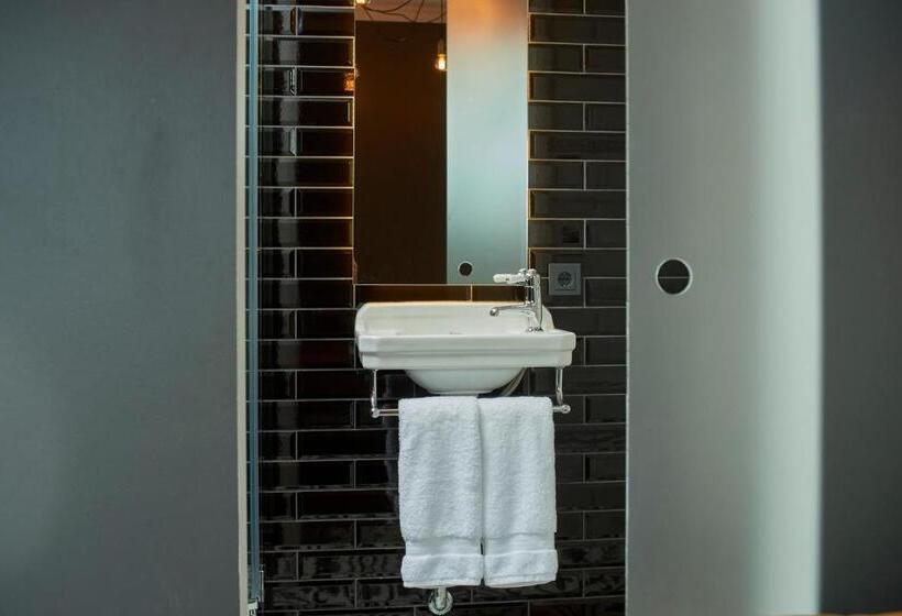 Economy Studio, 105  A Townhouse