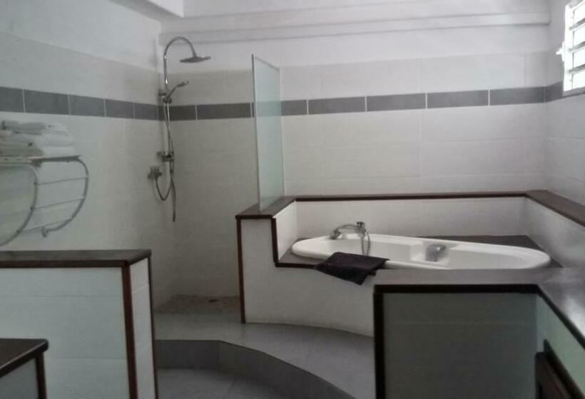 اتاق استاندارد با چشم‌انداز باغ, Hostellerie Des Châteaux
