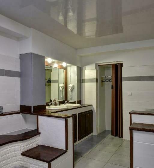 اتاق استاندارد با چشم‌انداز باغ, Hostellerie Des Châteaux