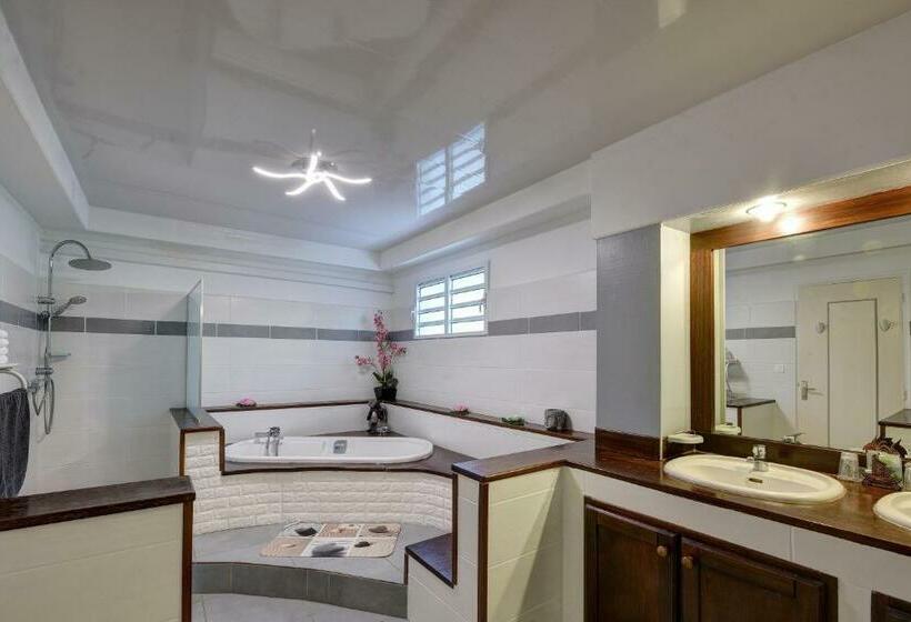اتاق استاندارد با چشم‌انداز باغ, Hostellerie Des Châteaux
