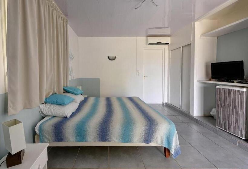 اتاق استاندارد با چشم‌انداز باغ, Hostellerie Des Châteaux