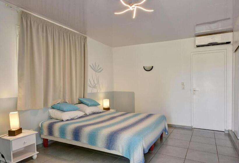 اتاق استاندارد با چشم‌انداز باغ, Hostellerie Des Châteaux