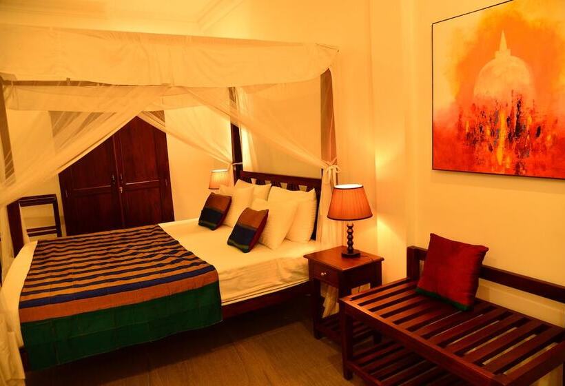 اتاق لوکس با چشم‌انداز استخر, Villa Shanthi