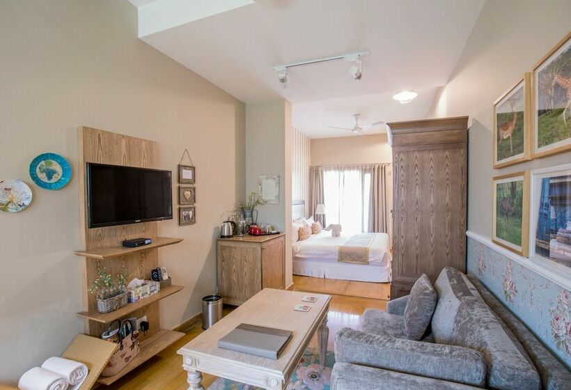استودیوی استاندارد, Karma Chalets