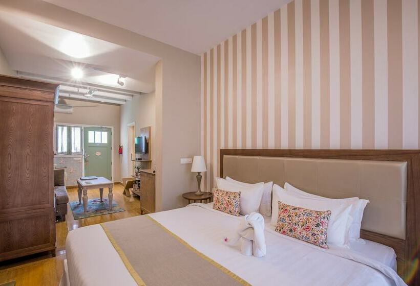 استودیوی استاندارد, Karma Chalets