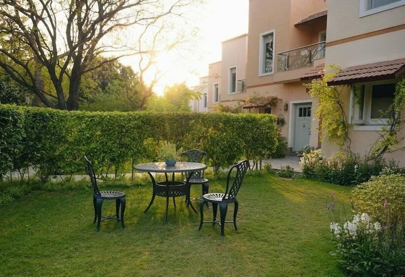 استودیوی استاندارد, Karma Chalets