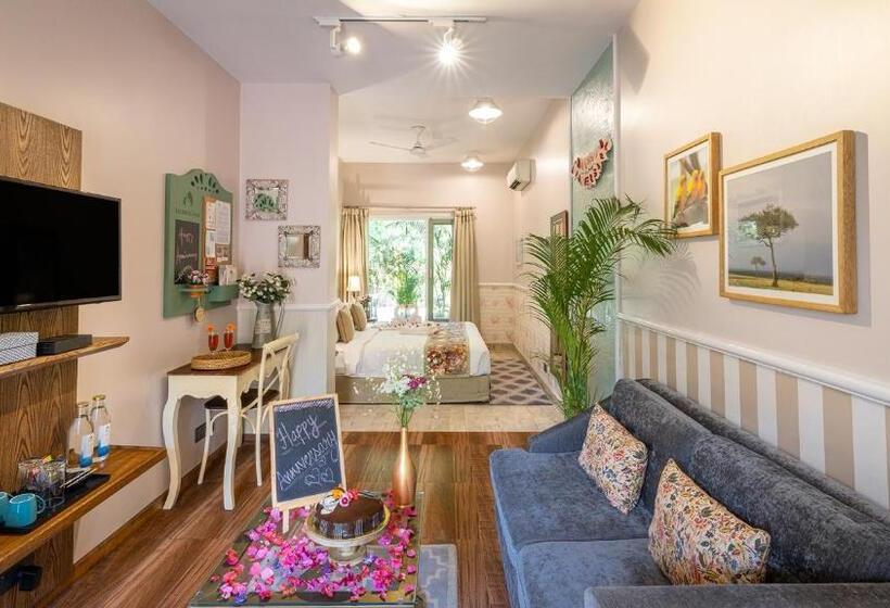 استودیوی استاندارد, Karma Chalets