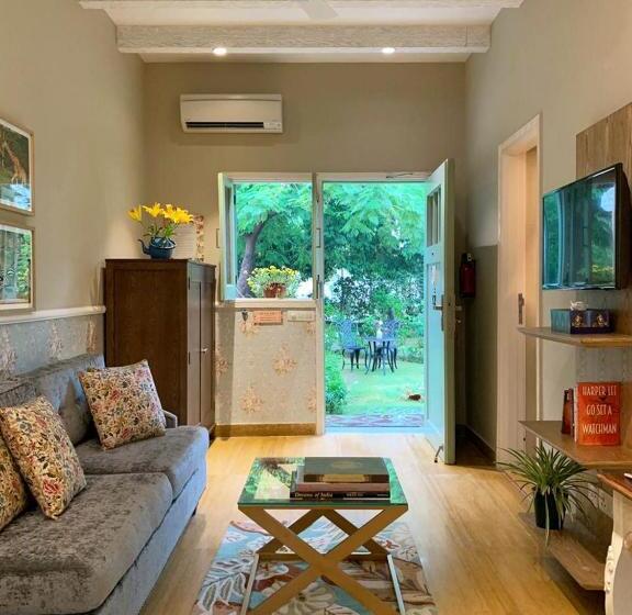 استودیوی استاندارد, Karma Chalets