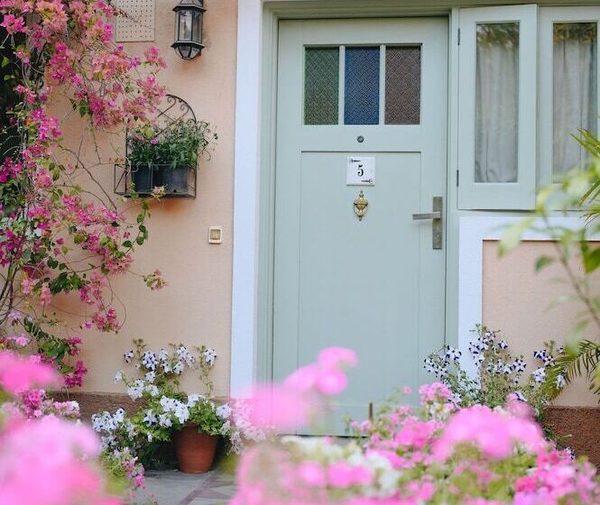 استودیوی استاندارد, Karma Chalets