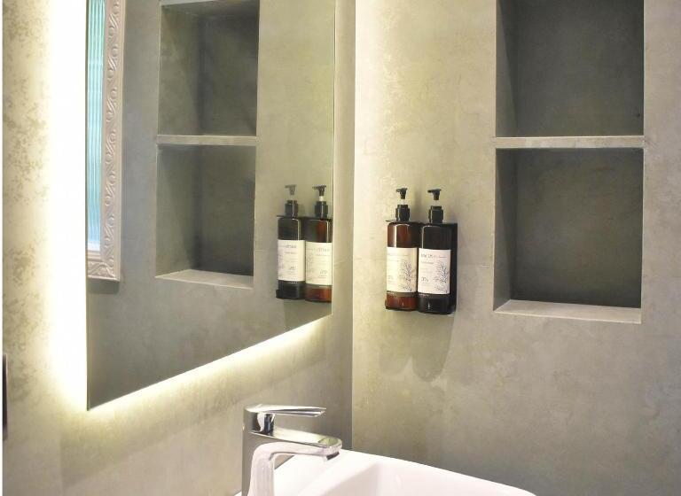 استودیوی استاندارد, Karma Chalets